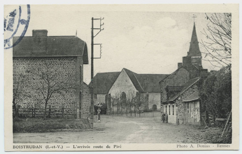 Carte postale ancienne Boistrudan (I.-et-V.). L'arrivée, route de Piré