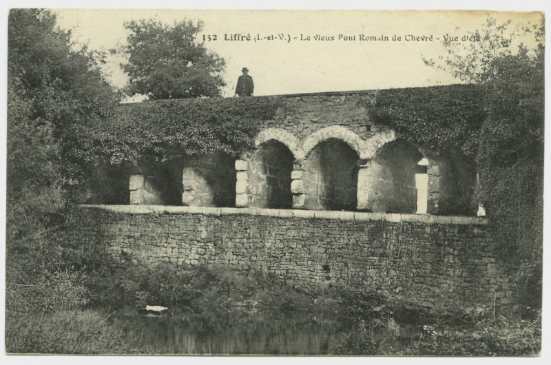 Carte postale ancienne 152. Liffré (I.-et-V.). Le vieux pont romain de Chevré. Vue d'été