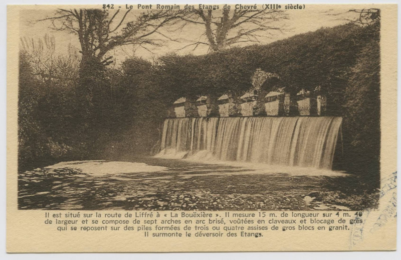 Carte postale ancienne 842. Le pont romain des étangs de Chevré (XIIIe siècle). Il est situé sur la route de Liffré à La Bouexière. Il mesure 15 m. de longueur sur 4 