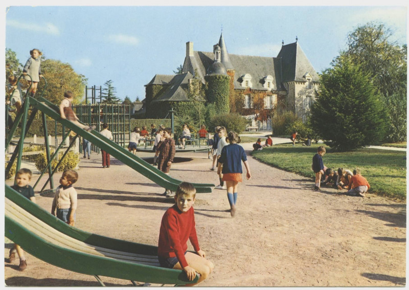 Carte postale ancienne 17.057. Préventorium Rey-Leroux. Le Carrefour. Maison d'enfants à caractère sanitaire de type permanent. 35 La Bouëxière. Terrain de jeux