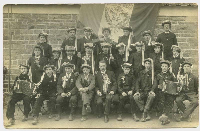 Carte postale ancienne [Groupe des conscrits de la Bouexière de la classe 1927]