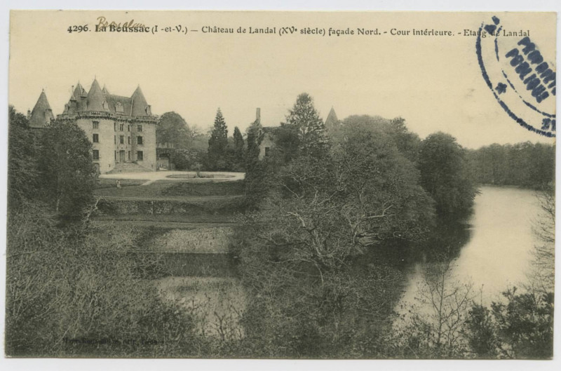 Carte postale ancienne 4296 - La Boussac (I.-et-V.) - Château de Landal (XVè siècle) façade nord.- Cour intérieure.- Etang de Landal