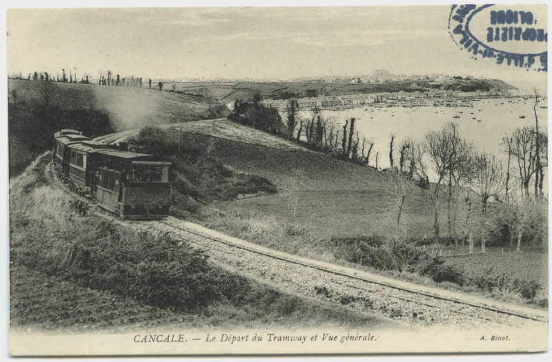 Carte postale ancienne Cancale.- Le départ du tramway et Vue Generale