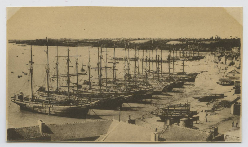 Carte postale ancienne [Cancale. - Terreneuvas dans le port de la Houle ]