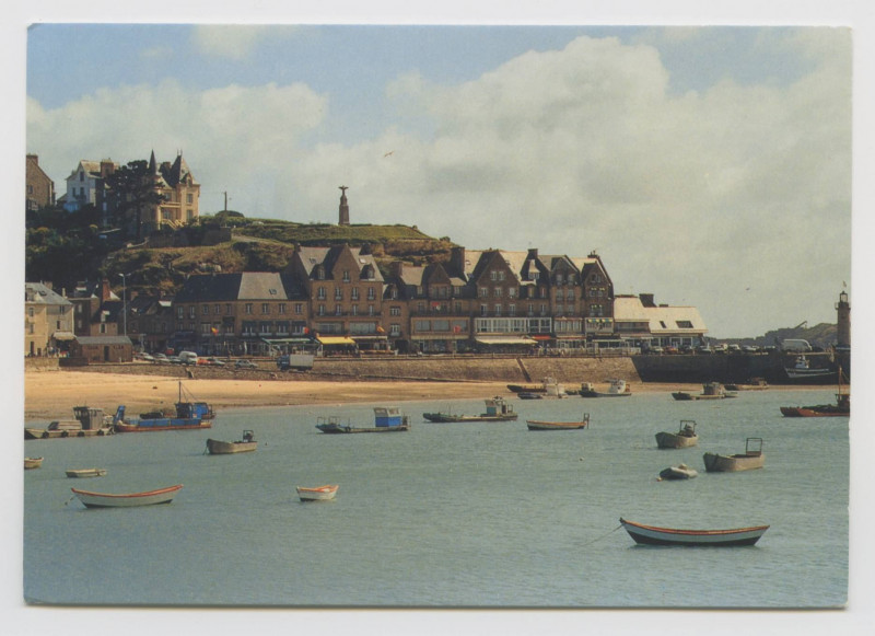 Carte postale ancienne Cancale - Centre Ostréicole / Celebrated for its oysters  Le port de la Houle - Les Hôtels