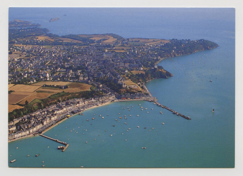 Carte postale ancienne Cancale - Centre Ostréicole / Celebrated for its oysters     Le port / The harbour