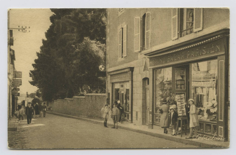 Carte postale ancienne Cancale - Rue du Port.