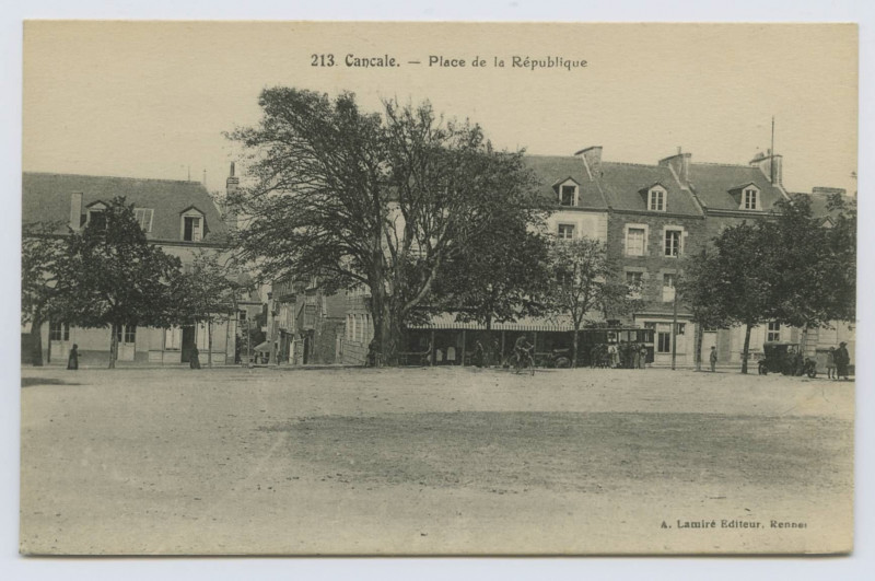 Carte postale ancienne 213. Cancale. - Place de la République