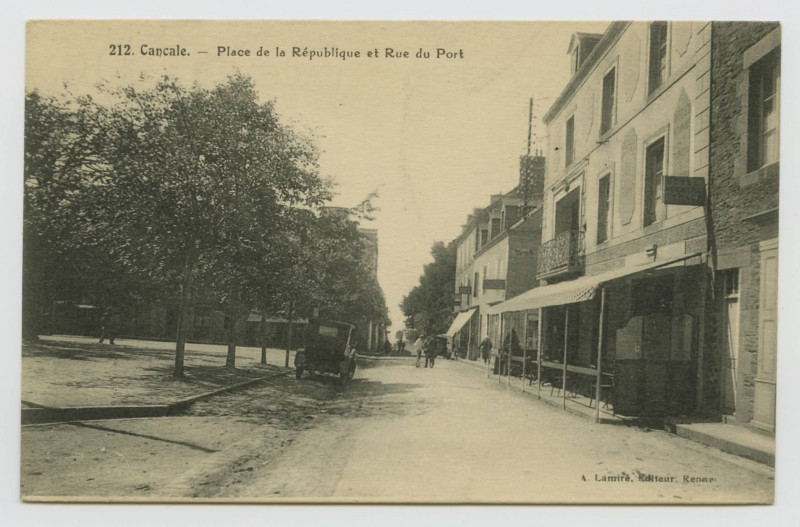 Carte postale ancienne 212. Cancale. - Place de la République et Rue du Port