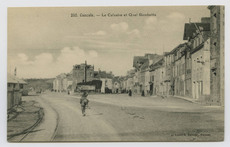 Carte postale ancienne 210. Cancale.- Le Calvaire et Quai Gambetta