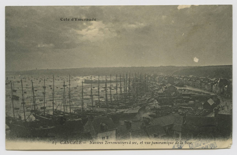 Carte postale ancienne 63 Cancale - Navires Terreneuviers à sec, et vue panoramique de la baie