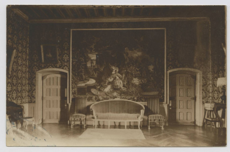 Carte postale ancienne [Tapisserie et mobilier intérieur (chaises, fauteuil, tableaux...) d'un salon du Château d'Espinay.]