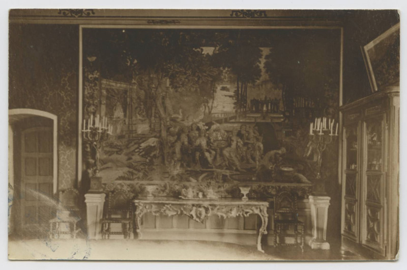 Carte postale ancienne [Grande tapisserie et décor intérieur d'une salle du Château d'Espinay, tables et chaises, armoire anciennes.]
