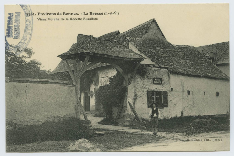 Carte postale ancienne 3761. Environs de Rennes. - La Brosse (I.-et-V.) Vieux Porche de la Recette Buraliste.