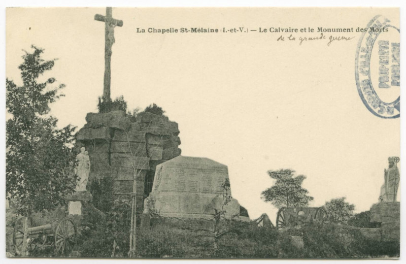 Carte postale ancienne La Chapelle St-Melaine (I.-et-V.) - Le Calvaire et le Monument des Morts.