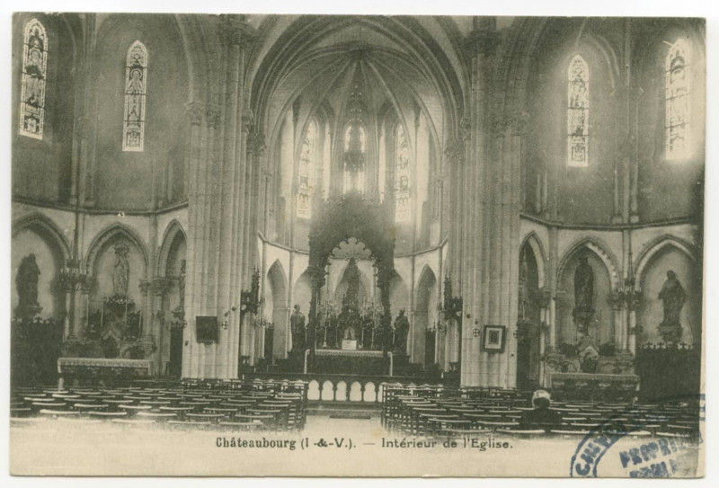 Carte postale ancienne Châteaubourg (I.-et-V.). Intérieur de l''Eglise.