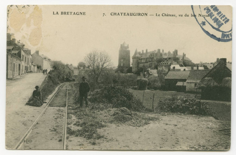 Carte postale ancienne 7. Chateaugiron - Le Château, vu du bas Noyal.