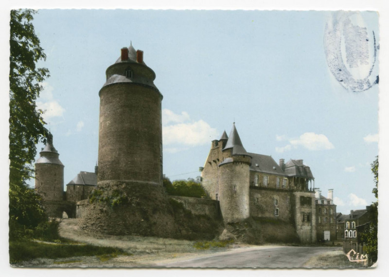Carte postale ancienne Le Château de Châteaugiron , La Grosse Tour au premier plan.