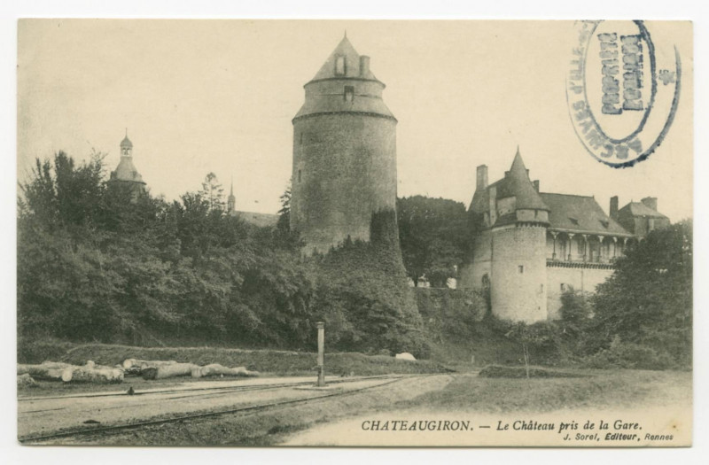 Carte postale ancienne Chateaugiron. - Le Château pris de la Gare.