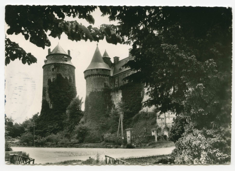 Carte postale ancienne Vue de la Grosse Tour du Château de Châteaugiron.