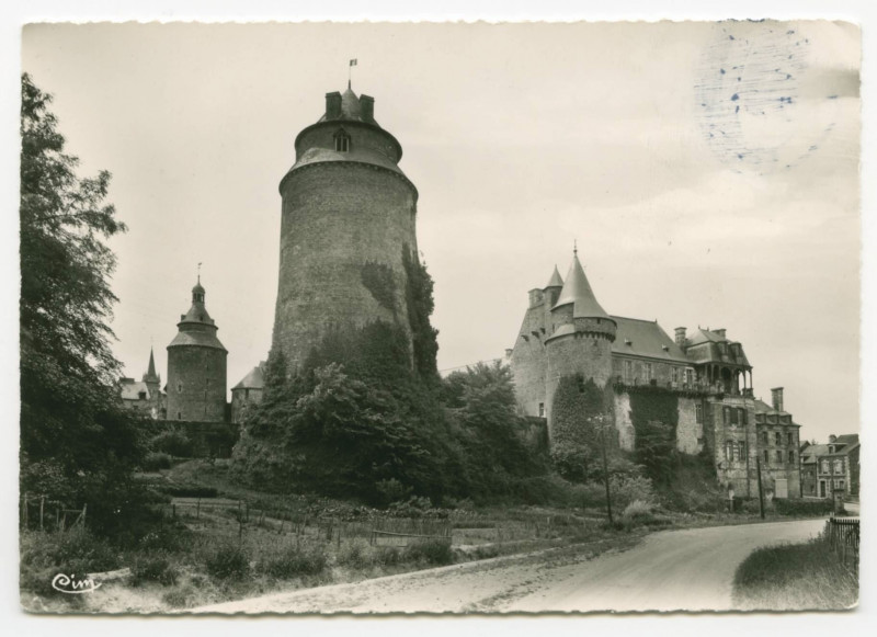 Carte postale ancienne Vue Generale du Château de Châtaeugiron.
