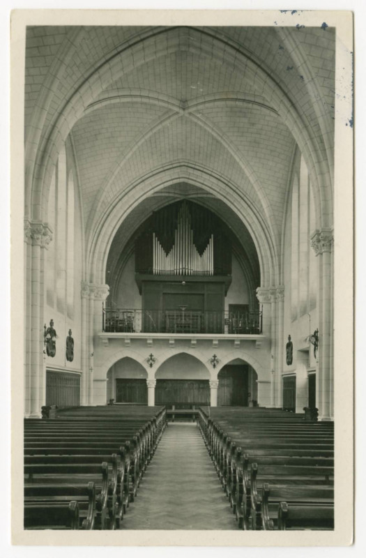 Carte postale ancienne Petit Séminaire Sainte-Croix en Châteaugiron, intérieur de la Chapelle et l'Orgue.
Correspondance au verso datée de juin 1951