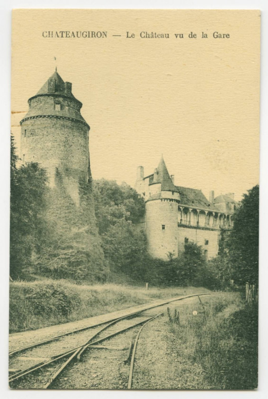 Carte postale ancienne Chateaugiron - Le Château vu de la Gare.