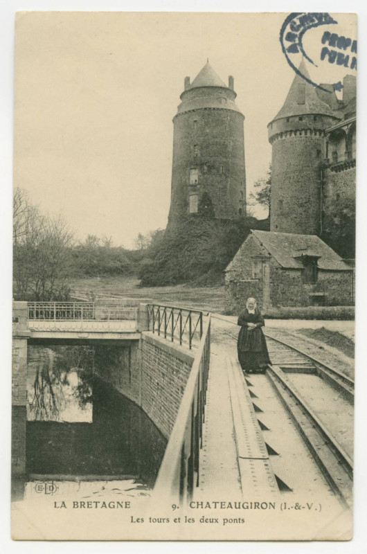 Carte postale ancienne Chateaugiron (I.-et-V.) Les tours et les deux ponts.