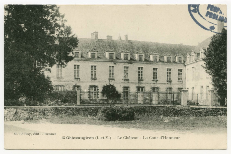 Carte postale ancienne 15 Châteaugiron (I.-et-V.) - Le Château - La Cour d' Honneur.