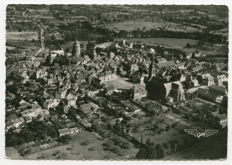 Carte postale ancienne Vue Generale aérienne de Châteaugiron.
