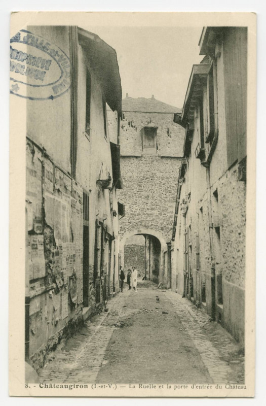 Carte postale ancienne 8. - Châteaugiron (I.-et-V.) - La RUElle etla porte d'entrée du Château.
