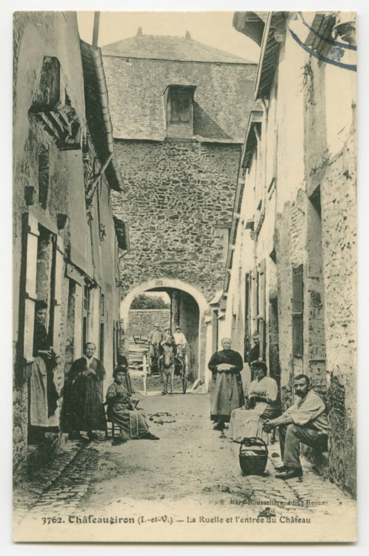 Carte postale ancienne 3762. Châteaugiron (I.-et-V.) - La RUElle et l'entrée du Château.