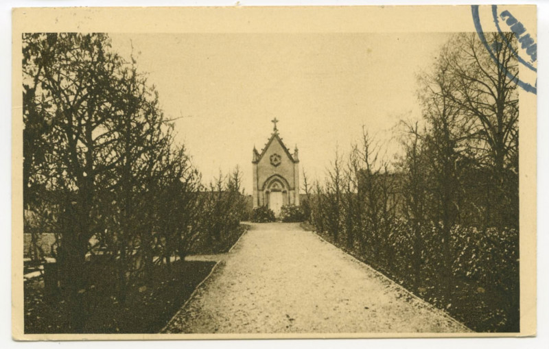 Carte postale ancienne Petit Séminaire de Sainte-Croix : Chapelle du Sacré-Coeur, allée d'accès à la Chapelle. Correspondance au verso.