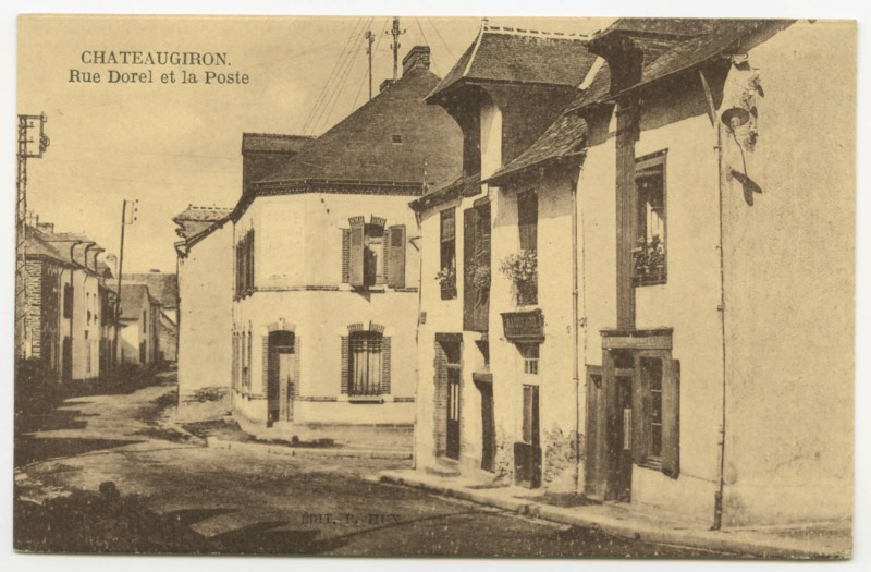 Carte postale ancienne Chateaugiron   Rue Dorel et la Poste.