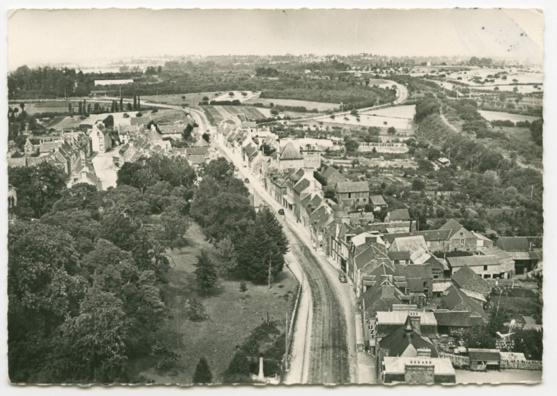 Carte postale ancienne [VUE Generale aérienne de la Rue principale de Châteauneuf-d'Ille-et-Vilaine.]