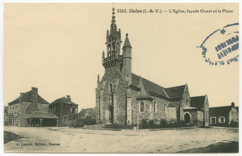 Carte postale ancienne 5162. Chelun (I.-&-V.) _ L'Eglise, façade Ouest et la Place.