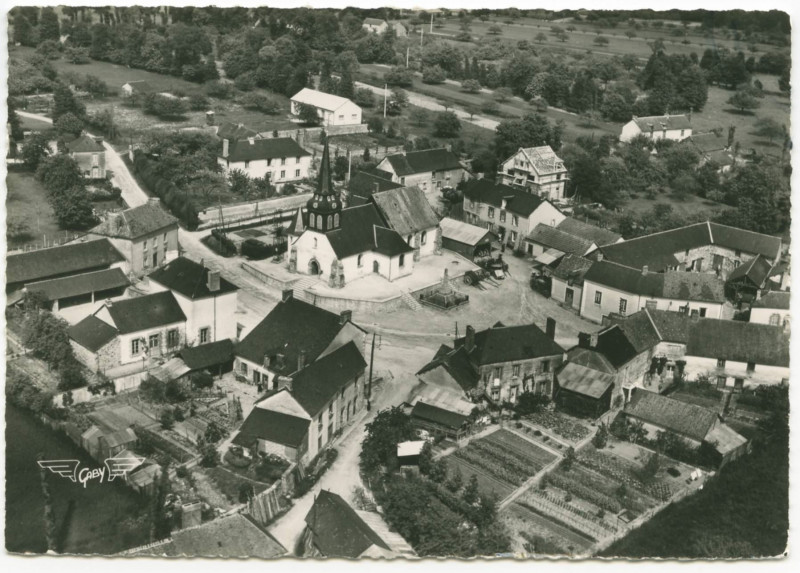 Carte postale ancienne 3 - Chevaigne (I.-et-V.) - Place de l'Eglise.