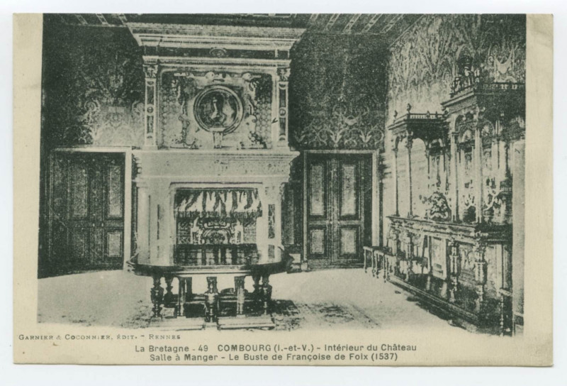 Carte postale ancienne 49 Combourg (I.-et-V.) - Intérieur du Château - Salle à Manger - Le Buste de Françoise de Foix (1537).
