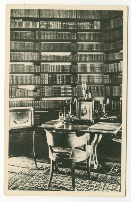 Carte postale ancienne 3124 Combourg (I.-et-V.) : Le Château - La Bibliothèque, table de travail de Châteaubriand et portrait de Mme de Récamier.