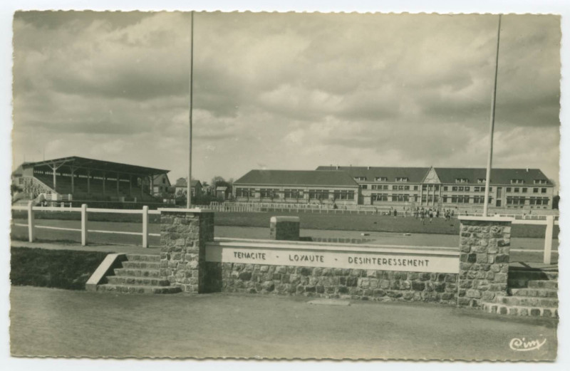 Carte postale ancienne Combourg (I.-et-V.) - 13 - Le Stade.