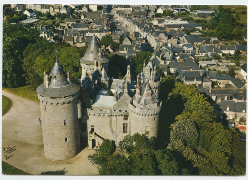 Carte postale ancienne 3 - Combourg (I.-et-V.) - Le Château.
