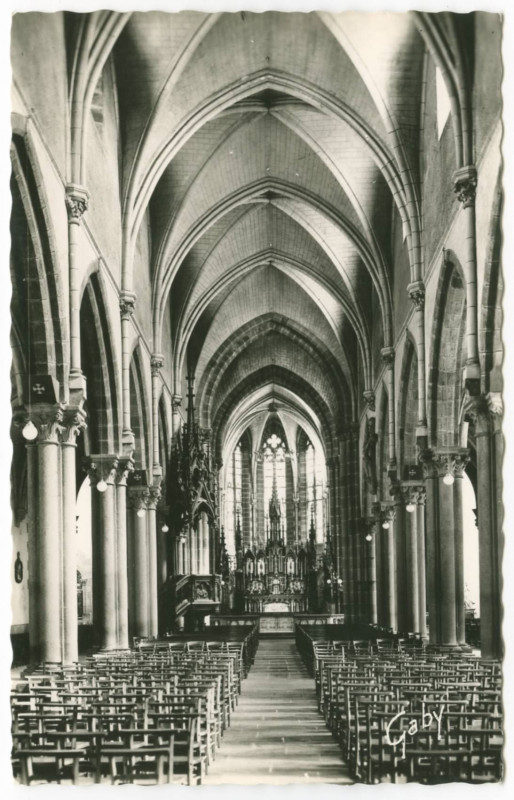 Carte postale ancienne 33 - Combourg (I.-et-V.) - Intérieur de l'Eglise.