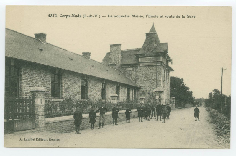 Carte postale ancienne 4872. Corps-Nuds (I.-&-V.) _ La nouvelle Mairie, l'Ecole et route de la gare.