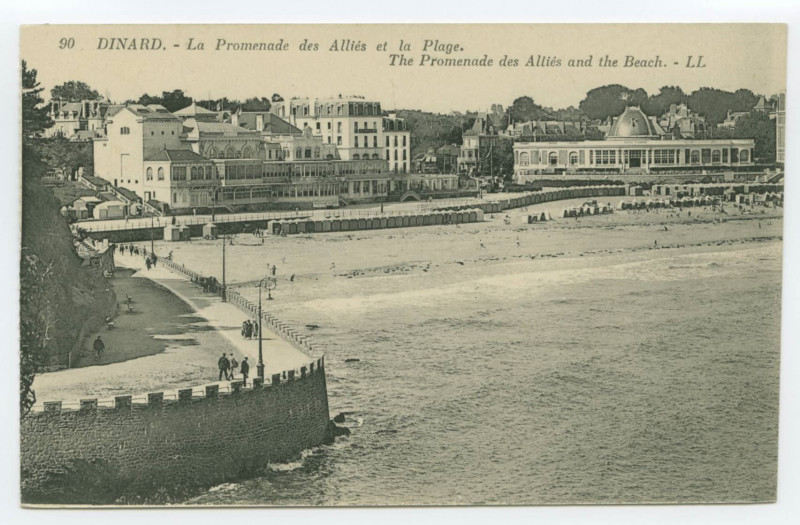 Carte postale ancienne 90 Dinard. - La Promenade des Alliés et la Plage. The Promenade des Alliés and the Beach. - Ll.