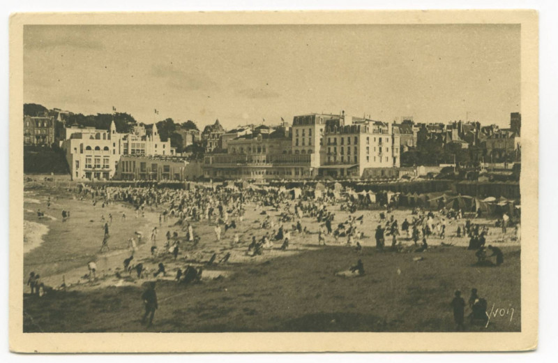Carte postale ancienne 4 Dinard (Ille-et-Vilaine) - La Plage à l'heure du Bain.