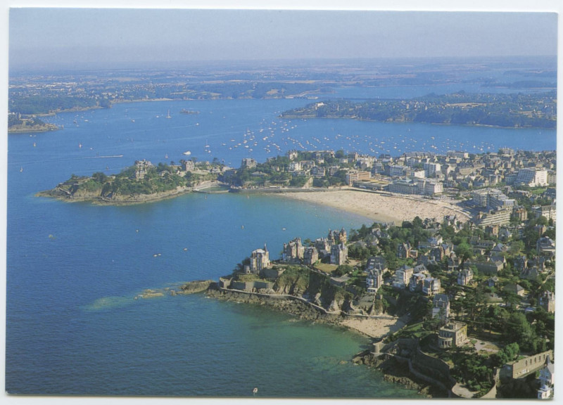 Carte postale ancienne Dinard - La Belle / The Beautiful - La Pointe de la Malouine - Au fond, la Grande Plage du Casino.
