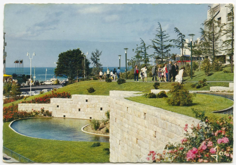 Carte postale ancienne Dinard (I.-et-V.) - Mx 8039 - Le Square Yves Verney face à la grande Plage.