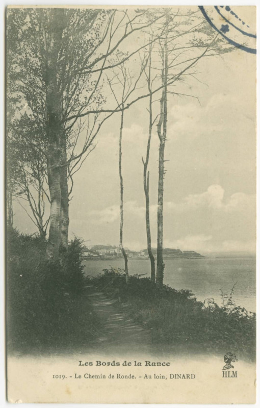 Carte postale ancienne 1019. - Le Chemin de Ronde. - Au loin, Dinard.