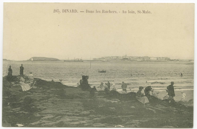 Carte postale ancienne 285. Dinard. _ Dans les Rochers. - Au loin, St-Malo.