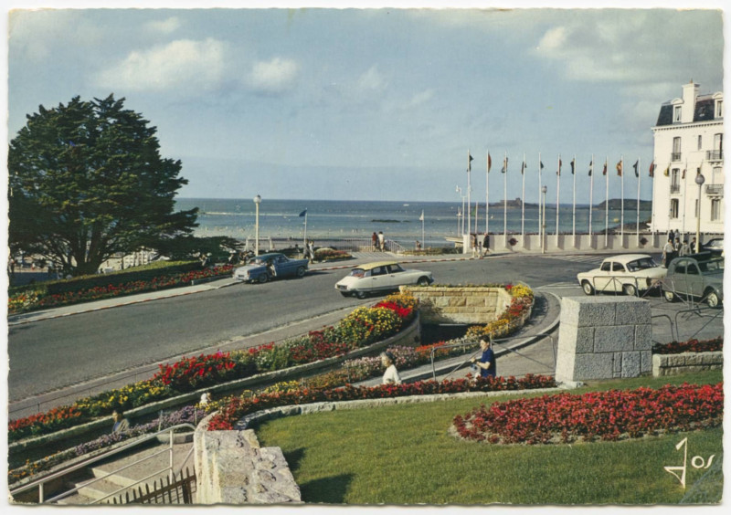 Carte postale ancienne Dinard (I.-et-V.) - Mx 8048 - Le square Yves Verney.